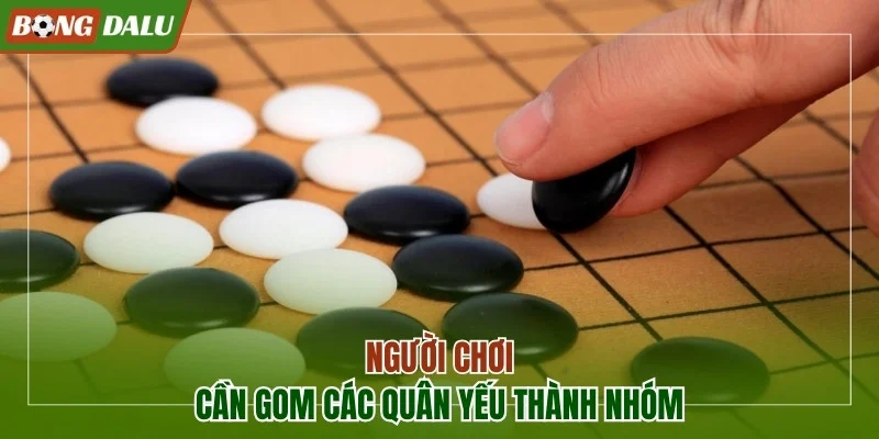 Người chơi cần gom các quân yếu thành nhóm